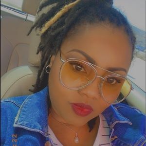 Meet your Posher, Ebony